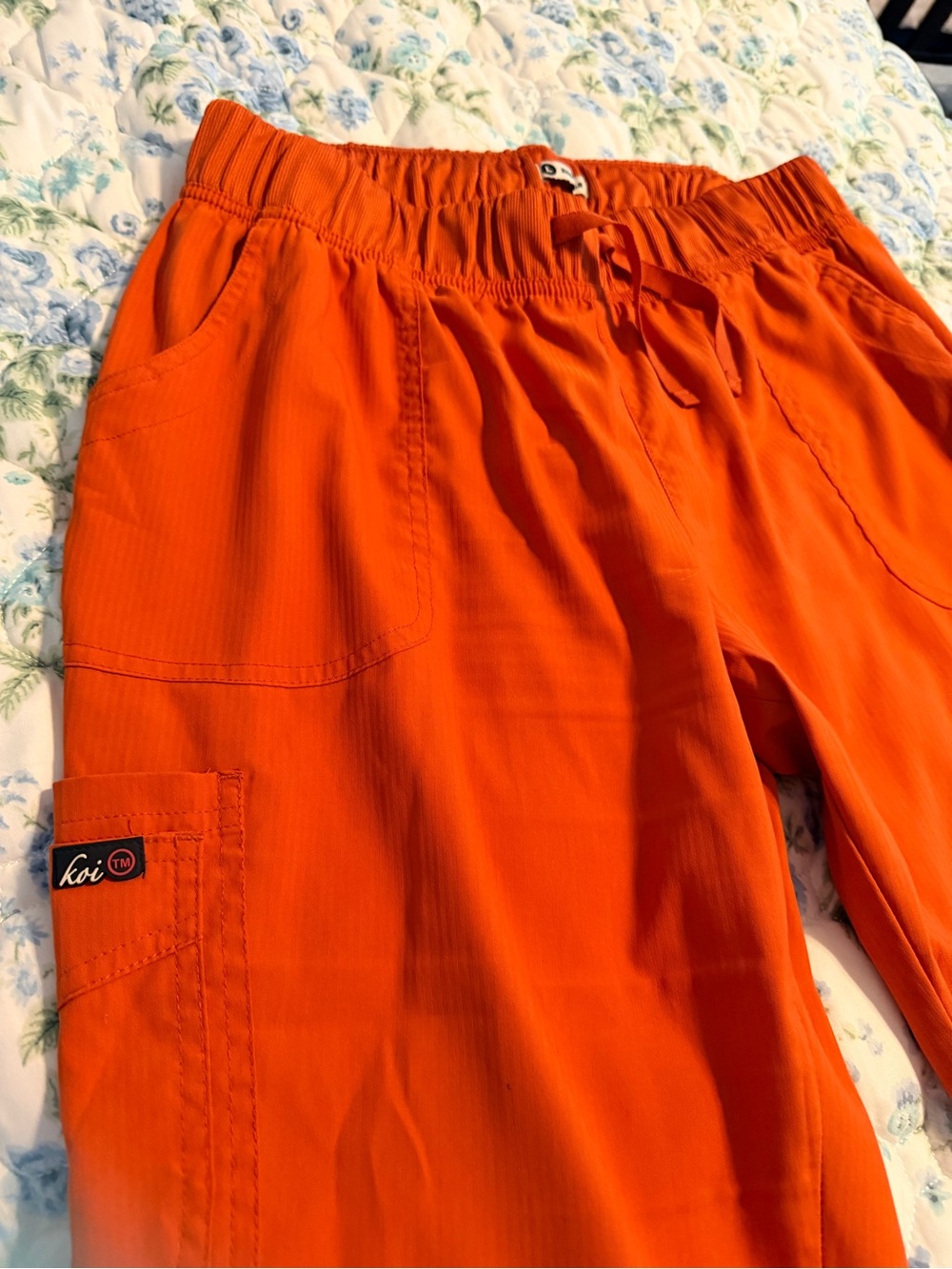 Koi lite scrub set in a teracoda/rust color. Top is a xl, pant a large, - Picture 10 of 10